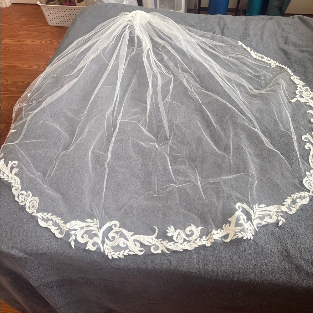Elegant White Lace Bridal Veil